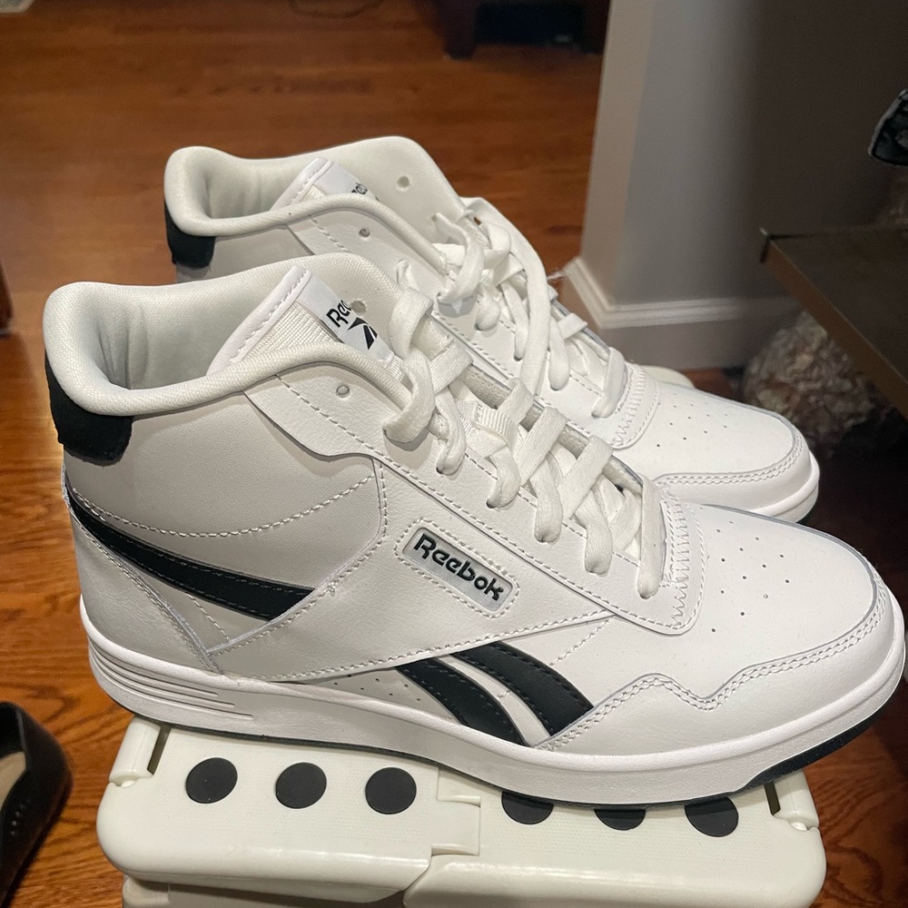 New never worn Reebok high stop sneakers